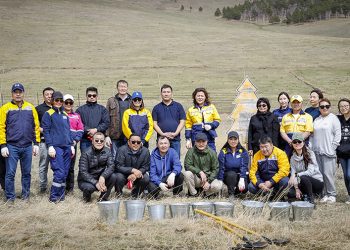 “Эрдэнэс Тавантолгой” ХК-ийн ажилчид тарьсан модоо усалж, нөхөн тарилт хийлээ