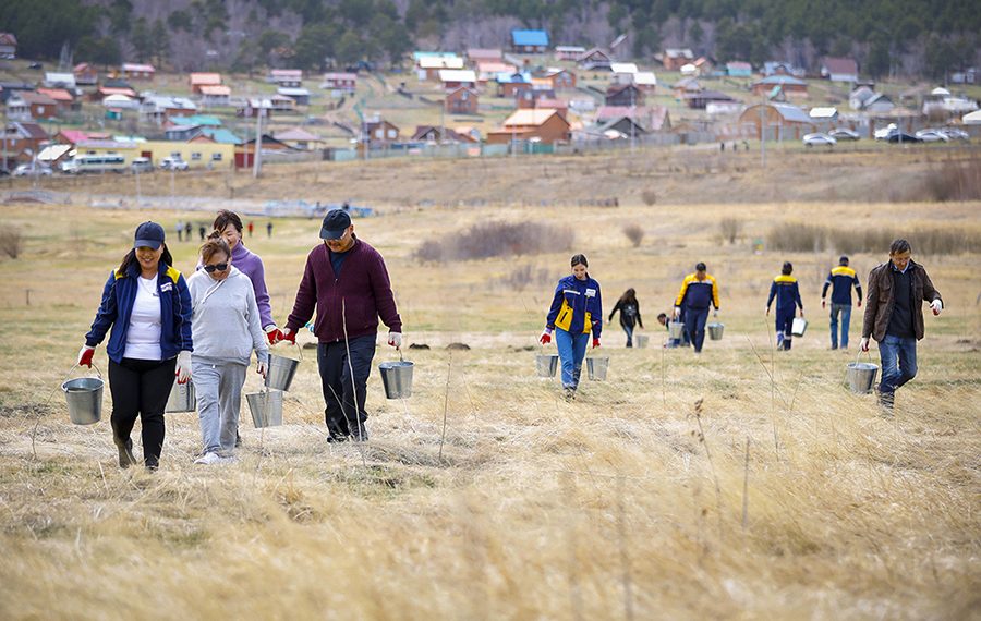 “Эрдэнэс Тавантолгой” ХК-ийн ажилчид тарьсан модоо усалж, нөхөн тарилт хийлээ