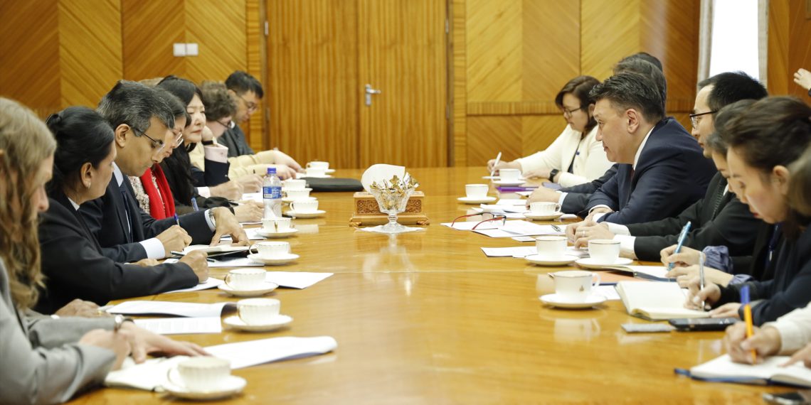 Сангийн сайд Б.Жавхлан АХБ-ны Зүүн азийн газрын захиралтай уулзав