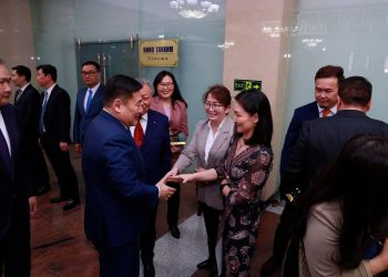 Л.Оюун-Эрдэнэ: Ачааны хүндийг үүрч, ажлын байраа хадгалж, улсын төсвийг бүрдүүлж, гадаад өрийн болзошгүй дампуурлаас улсаа аварсан аж ахуйн нэгжүүддээ талархал илэрхийлье