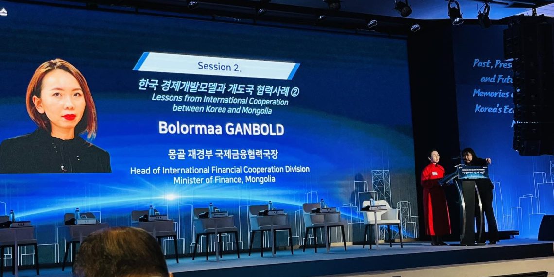 “Солонгосын эдийн засгийн гайхамшиг” сэдэвт Олон улсын хуралд Монгол Улсын Сангийн яамнаас амжилттай илтгэл танилцууллаа