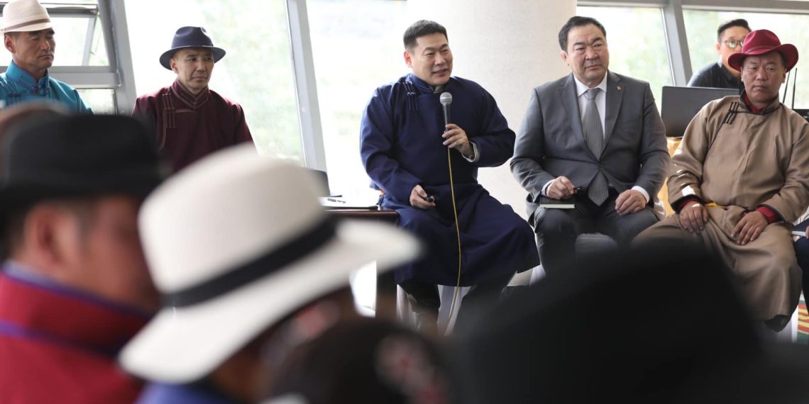 Түүхий эдийн үнэ өсвөл малчдын амьжиргаа, бэлчээрийн доройтлын асуудлыг давхар шийдэх боломжтой гэж малчид ярьж байна