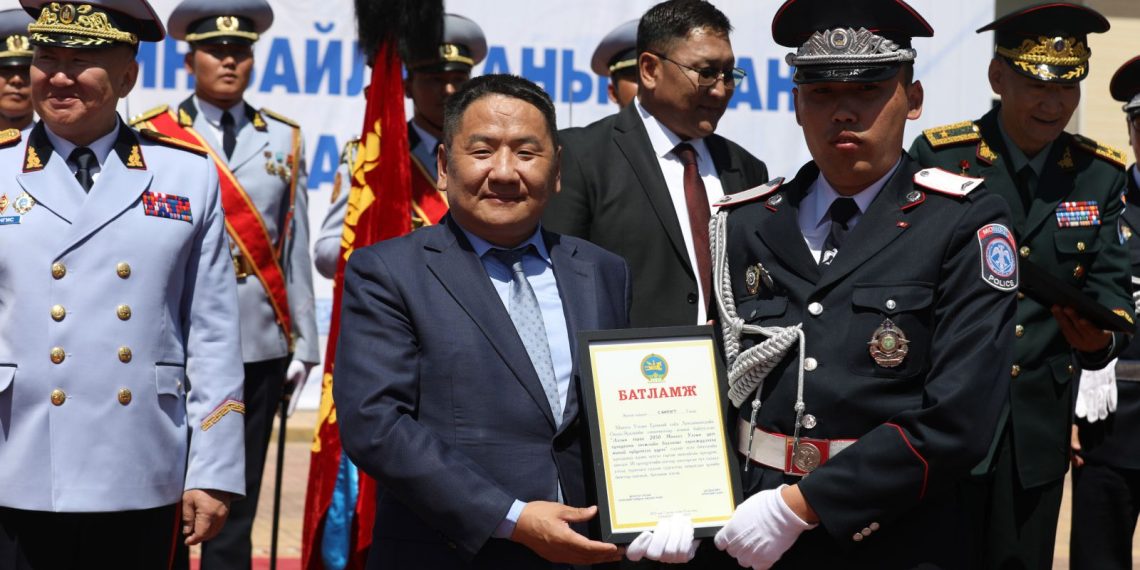 “Алсын хараа-2050” бодлогын талаар шилдэг эсээ бичсэн алба хаагчдад “Гадаад улсад туршлага судлах сургалтад хамрагдах” батламж гардуулав