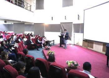 Гурван ээлжид шилжих эрсдэлтэй 47 сургуулийн удирдлагатай уулзав