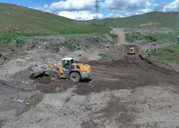 Үерт өртсөн иргэдийг нүүлгэн шилжүүлэхээр зам засаж байна