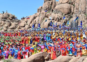 Их газрын чулуу дахь байгалийн задгай театрт 3000 орчим уртын дуучин, морин хуурч чууллаа