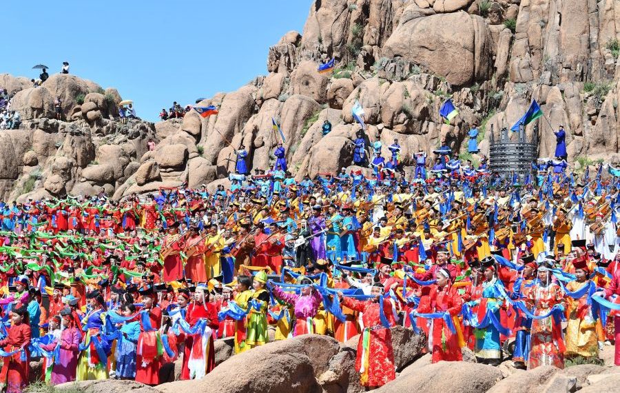 Их газрын чулуу дахь байгалийн задгай театрт 3000 орчим уртын дуучин, морин хуурч чууллаа