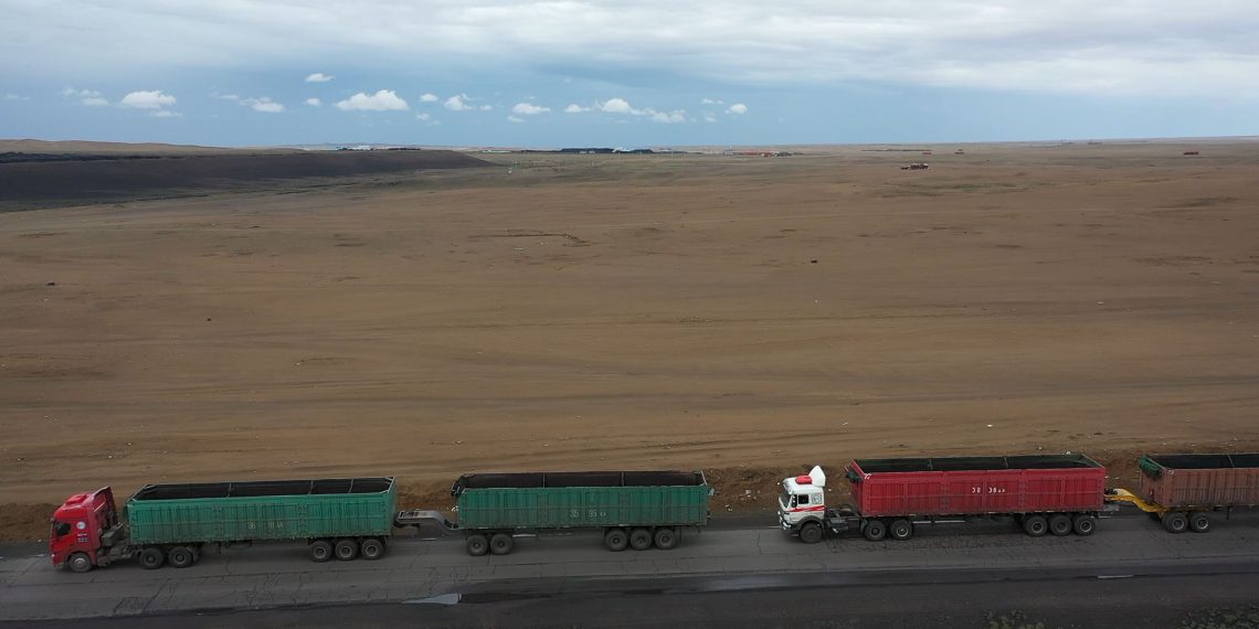 ЭТТ: Тавантолгой-Гашуунсухайт чиглэлийн авто замд үүссэн хур хогийг цэвэрлэв