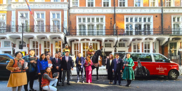 “Монгол хаан” жүжгийн сурталчилгааг Лондонд хийж байна