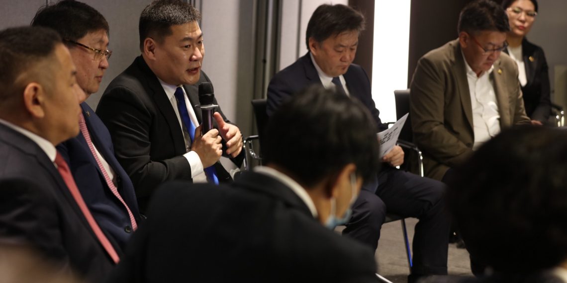 Ерөнхий сайд Л.Оюун-Эрдэнэ “Өглөөний уулзалт”-аа эдийн засагчидтай хийлээ