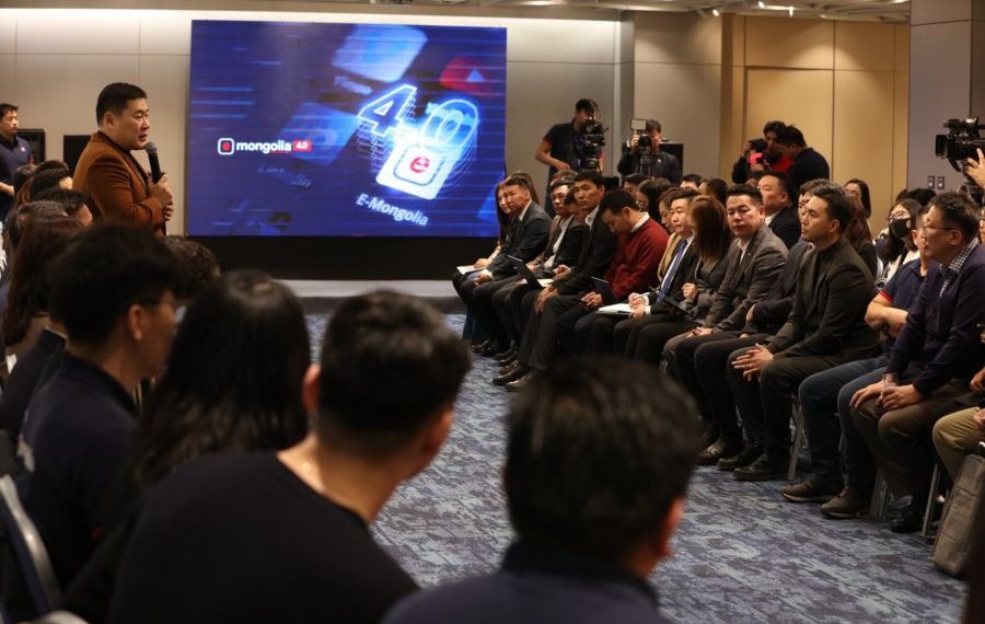 Ерөнхий сайд Л.Оюун-Эрдэнэ E-Mongolia-гийн хамт олонтой уулзаж байна