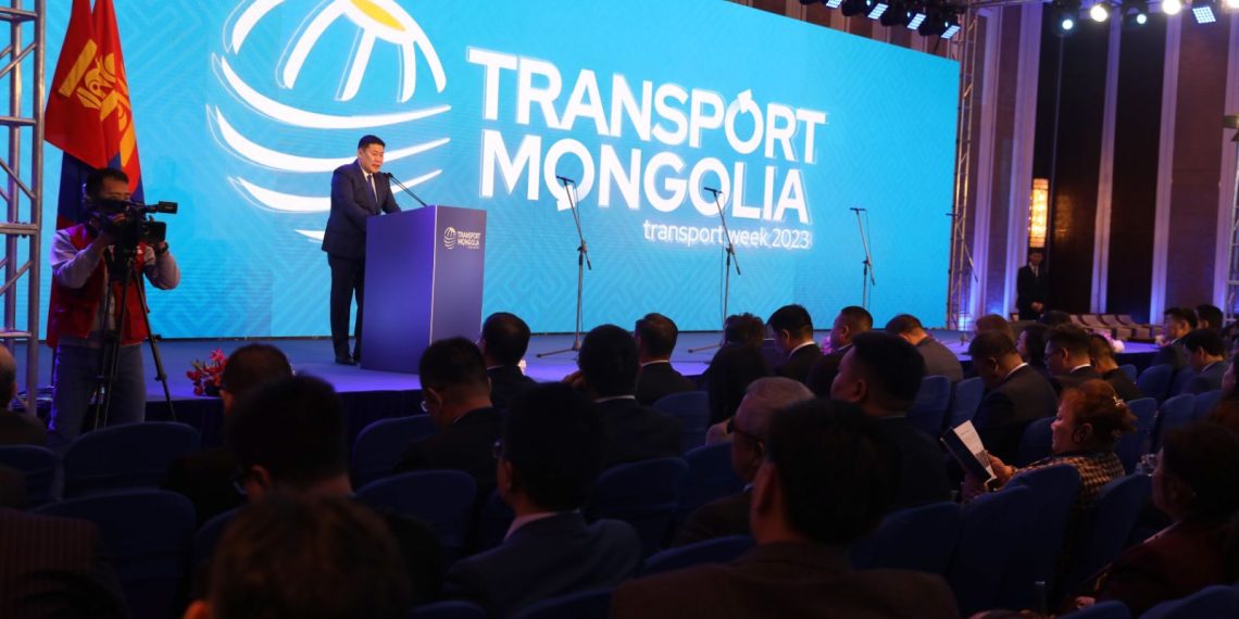 Аймгийн төвүүдийг хооронд нь болон хилийн боомтуудтай авто замаар холбоно