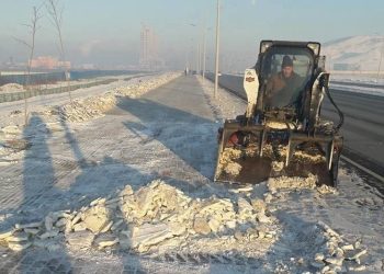 Авто замын зорчих хэсгийн цасыг хусаж, цэвэрлэж байна