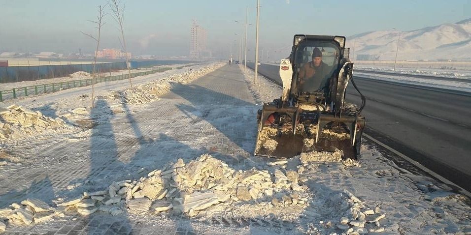 Авто замын зорчих хэсгийн цасыг хусаж, цэвэрлэж байна