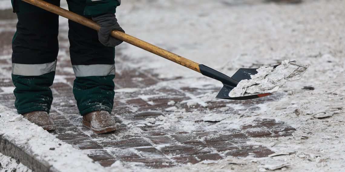 Зам цэвэрлэгээний ажилтнууд уртасгасан цагаар ажиллаж байна