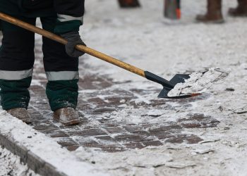 Зам цэвэрлэгээний ажилтнууд уртасгасан цагаар ажиллаж байна