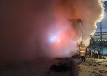 ОБЕГ: Гурилын үйлдвэрт гарсан галыг бүрэн унтраах ажиллагаа үргэлжилж байна