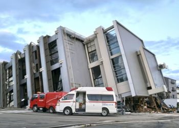 Японд болсон 7.6 магнитудын хүчтэй газар хөдлөлтийн улмаас зургаан хүн амиа алджээ