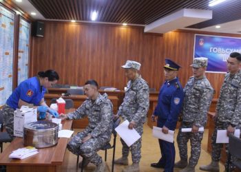 Алба хаагчдыг эрүүл мэндийн үзлэгт хамруулж байна