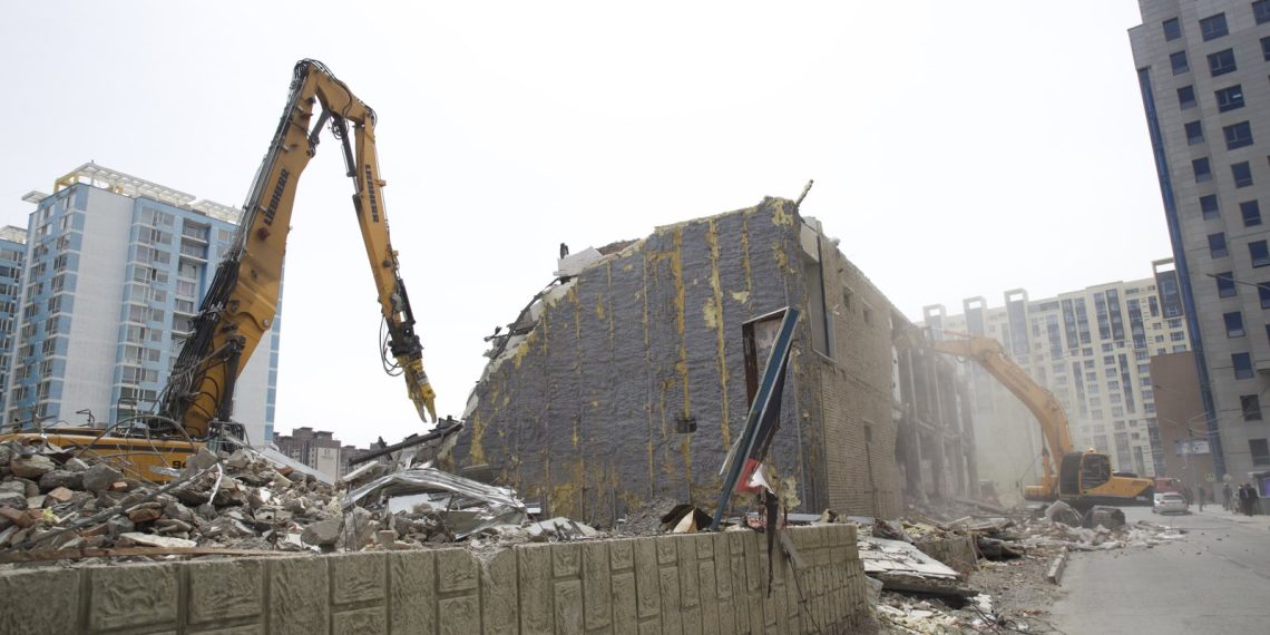 Тусгай зориулалтын экскаватораар “S’Outlet” дэлгүүрийн барилгыг нурааж байна