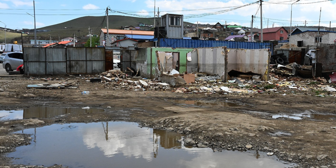 Үерийн аман дээр буусан айл өрхүүдэд газар чөлөөлөх мэдэгдэл хүргүүлж байна