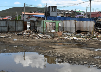 Үерийн аман дээр буусан айл өрхүүдэд газар чөлөөлөх мэдэгдэл хүргүүлж байна