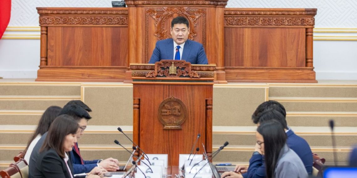 Монгол Улсын Ерөнхий Сайд Л.Оюун-Эрдэнэ Засгийн газрын 2024-2028 оны үйл ажиллагааны хөтөлбөрийн төслийг өнөөдөр УИХ-д танилцууллаа