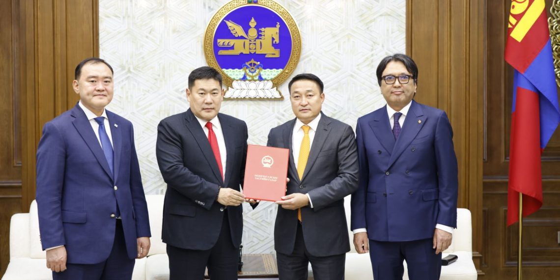 Засгийн газрын 2024-2028 оны үйл ажиллагааны хөтөлбөр, энэ оны төсвийн тодотголын төслийг УИХ-д өргөн мэдүүллээ