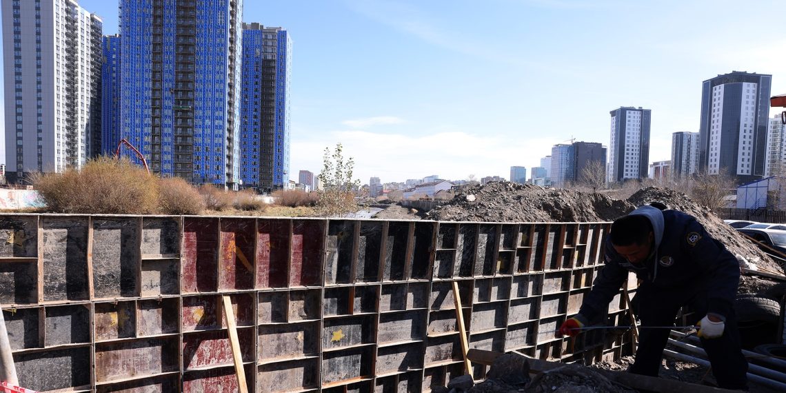 Энхтайваны гүүрийн доор үерийн хамгаалалтын түшиц хана барих ажил 80 хувьтай үргэлжилж байна