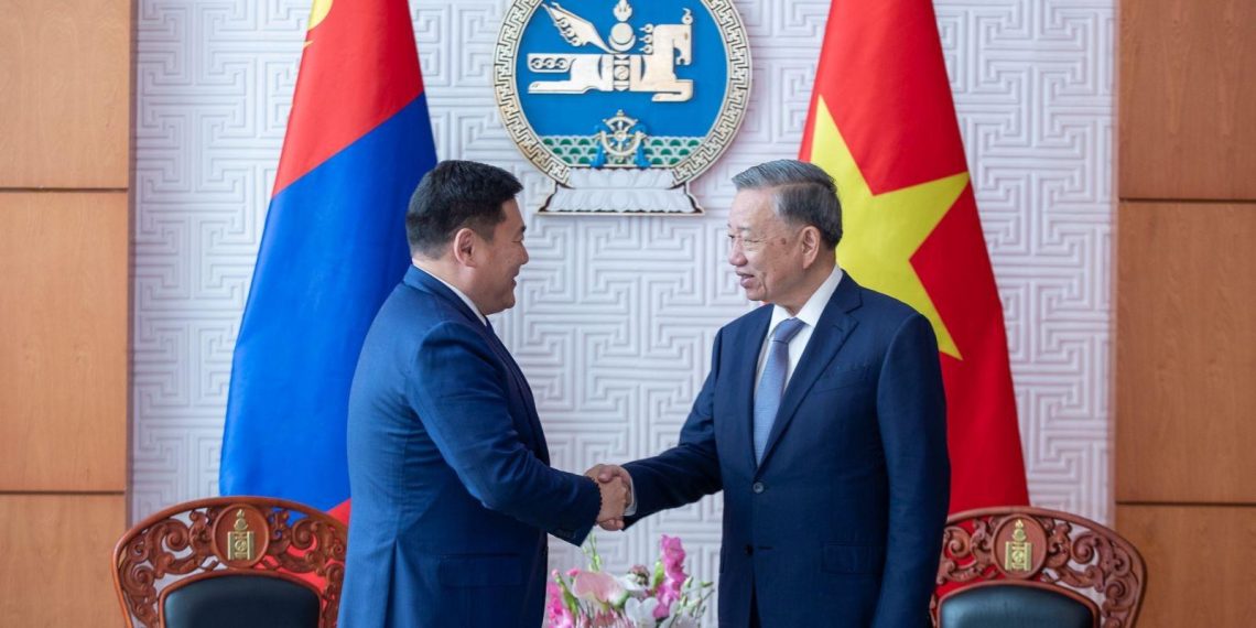 Монгол Улсын Ерөнхий сайд Л.Оюун-Эрдэнэ БНСВУ-ын Ерөнхийлөгчид бараалхлаа