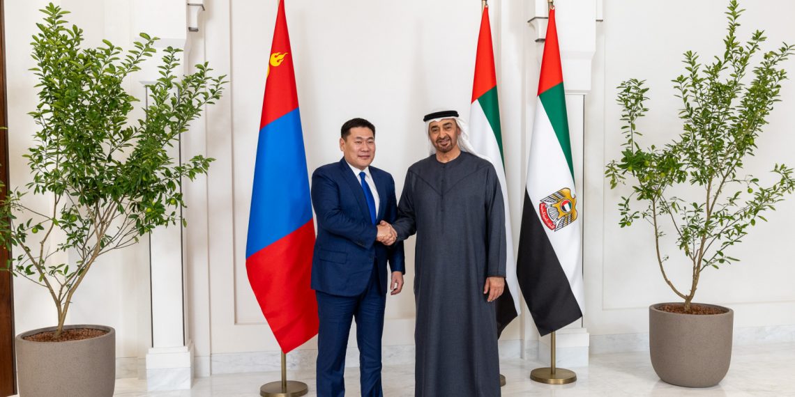 Ерөнхий сайд Л.Оюун-Эрдэнэ Арабын Нэгдсэн Эмират Улсын Ерөнхийлөгчид бараалхав