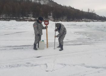 Хөвсгөл нуурын мөсөн дээгүүр зорчихгүй байх хориглосон тэмдгийг байрлууллаа