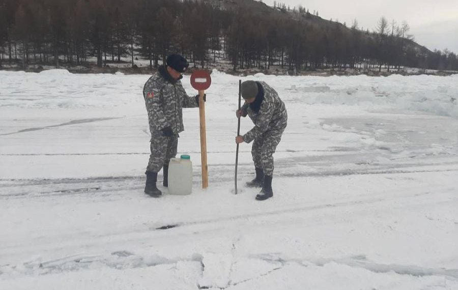 Хөвсгөл нуурын мөсөн дээгүүр зорчихгүй байх хориглосон тэмдгийг байрлууллаа