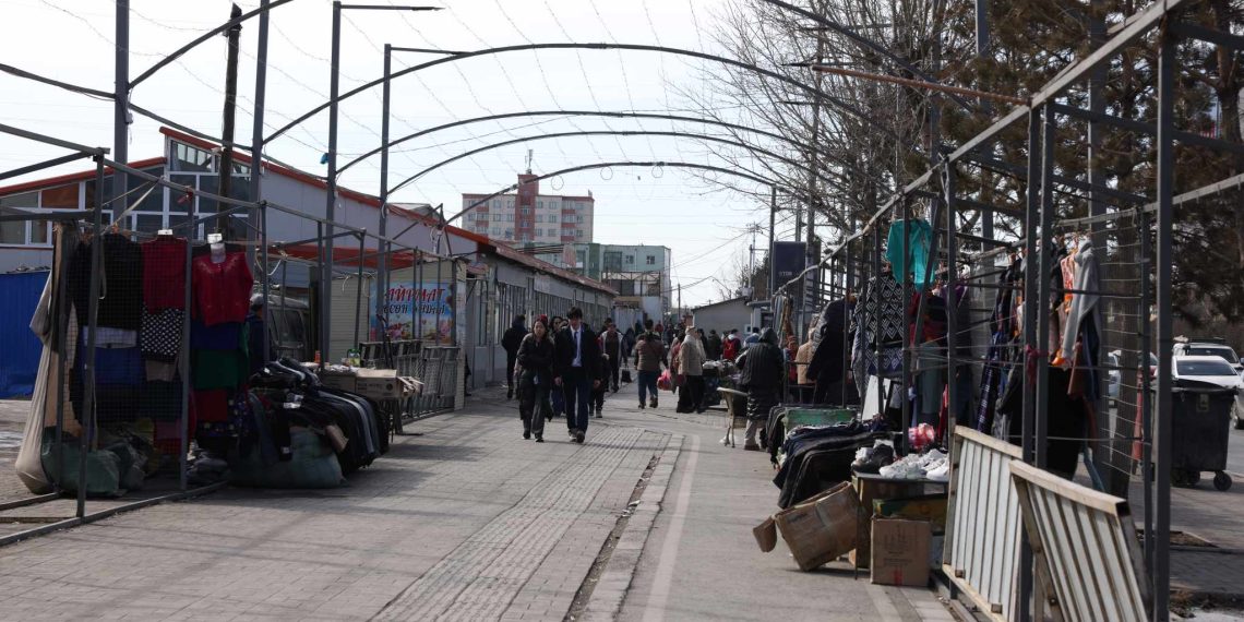 Нийтийн эзэмшлийн зам талбайг зөвшөөрөлгүй ашиглаж байгаа зөрчлийг арилгуулж байна