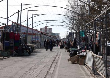 Нийтийн эзэмшлийн зам талбайг зөвшөөрөлгүй ашиглаж байгаа зөрчлийг арилгуулж байна