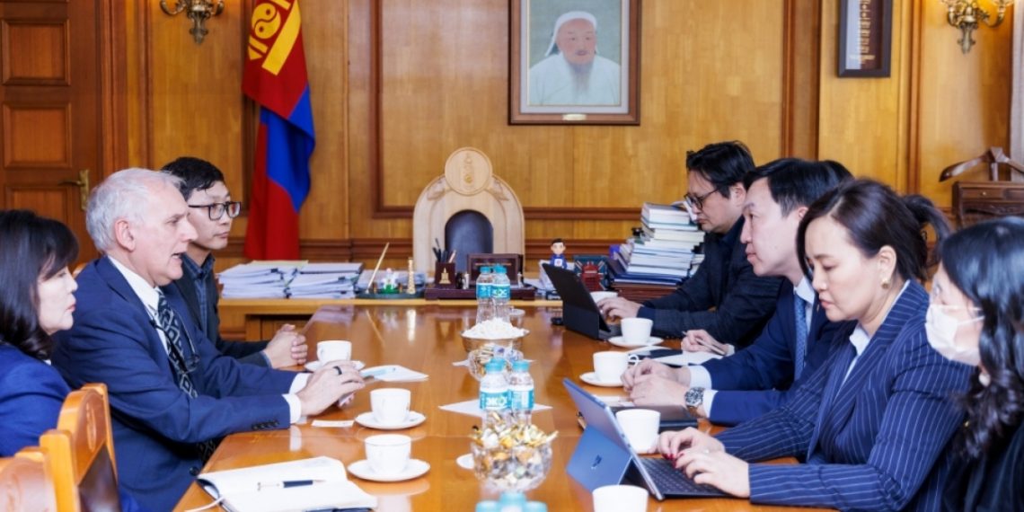 ЗГХЭГ-ын дарга Н.Учрал “Оюутолгой” ХХК-ийн ТУЗ-ийн даргаар томилогдсон Шон Хинтоныг хүлээн авч уулзлаа