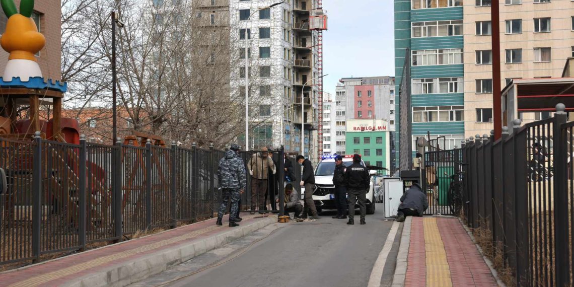 “Ambassador” хотхон орчмын гурван байршилд зөвшөөрөлгүй барьсан хашаа хайсыг буулгаж, орц гарцыг нээлээ