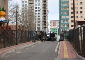 “Ambassador” хотхон орчмын гурван байршилд зөвшөөрөлгүй барьсан хашаа хайсыг буулгаж, орц гарцыг нээлээ