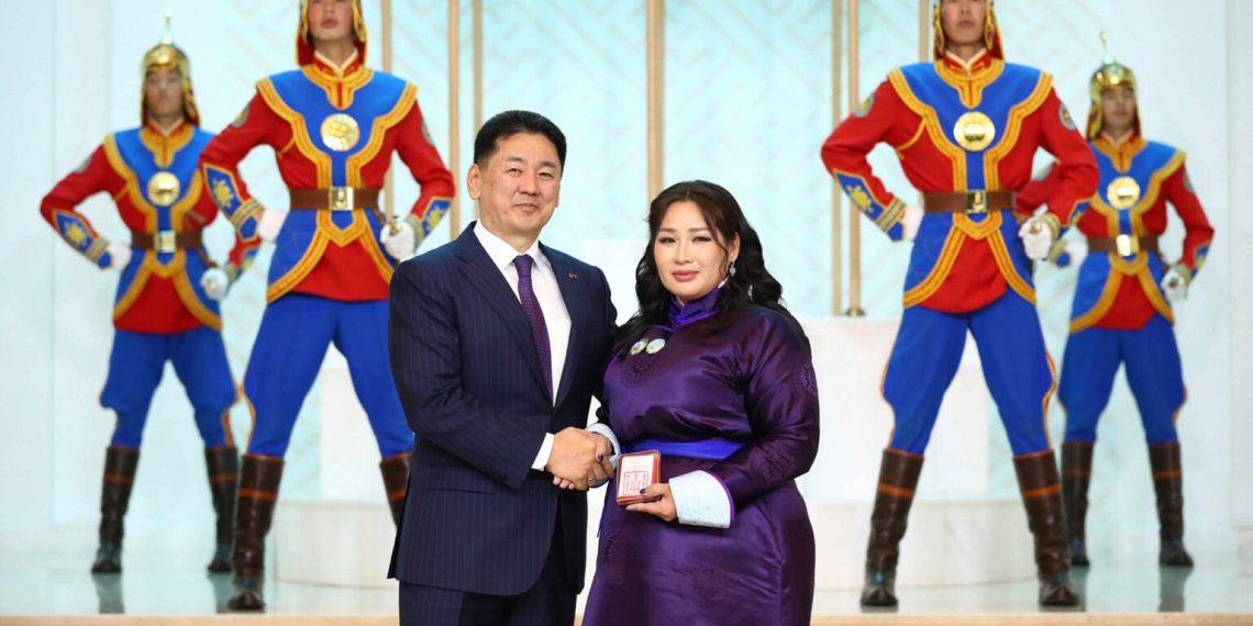 Монгол Улсын Ерөнхийлөгч У.Хүрэлсүх ээжүүдэд Алдарт эхийн одон гардууллаа