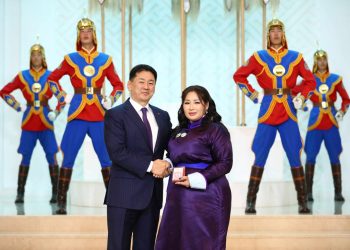 Монгол Улсын Ерөнхийлөгч У.Хүрэлсүх ээжүүдэд Алдарт эхийн одон гардууллаа