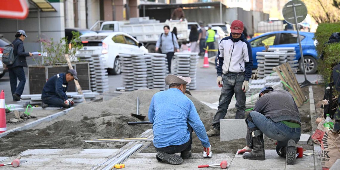 Геологийн төв лабораториос Офицеруудын ордны уулзвар хүртэлх 11.6 км явган хүний замыг шинэчилж байна