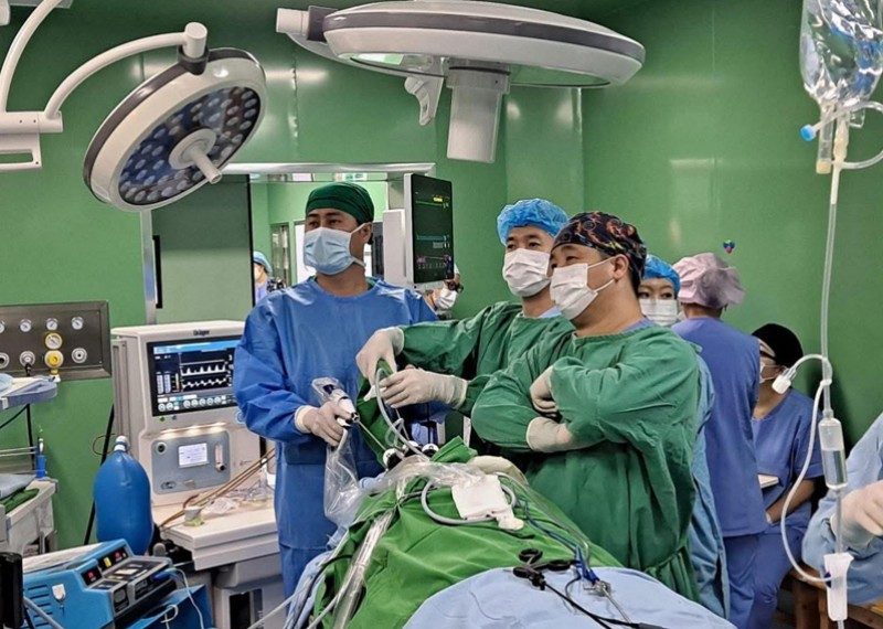 Монголд анх удаа амны хүрцээр бамбай булчирхайн зангилаа авах дурангийн мэс заслыг амжилттай хийлээ