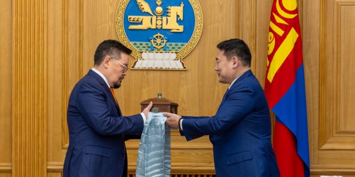 Монгол Улсын 34 дэх Ерөнхий сайд Гомбожавын Занданшатар Засгийн газрын тамгаа гардаж авлаа