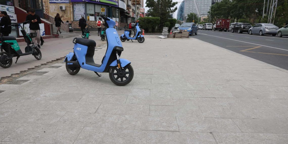 Явган хүний зам шинэчлэх ажлыг гүйцэтгэж байгаа ААН-үүдэд хяналт шалгалт хийж байна