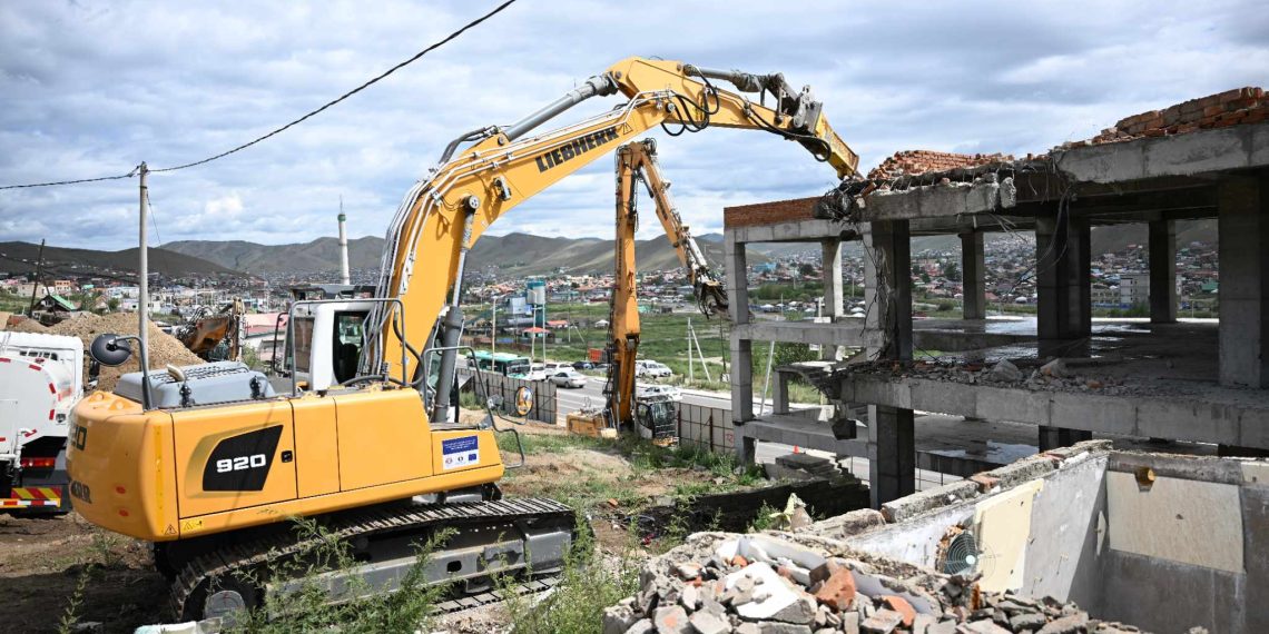 Сэлбэ хот төслийн талбайд зөвшөөрөлгүй баригдсан барилгуудыг албадан буулгаж, гарсан хог хаягдлыг дахин боловсруулж эхэллээ