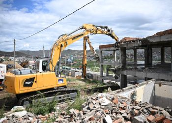 Сэлбэ хот төслийн талбайд зөвшөөрөлгүй баригдсан барилгуудыг албадан буулгаж, гарсан хог хаягдлыг дахин боловсруулж эхэллээ