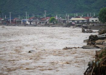 Бээжинд орсон аадар борооны улмаас 44 хүн амиа алдаж, 9 хүн сураггүй болжээ