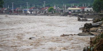 Бээжинд орсон аадар борооны улмаас 44 хүн амиа алдаж, 9 хүн сураггүй болжээ