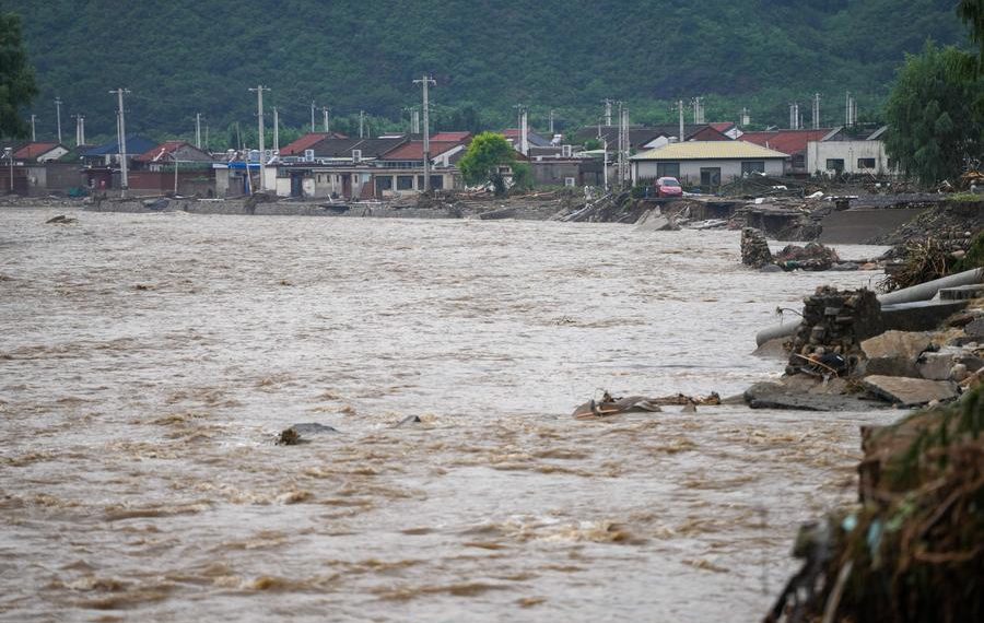 Бээжинд орсон аадар борооны улмаас 44 хүн амиа алдаж, 9 хүн сураггүй болжээ