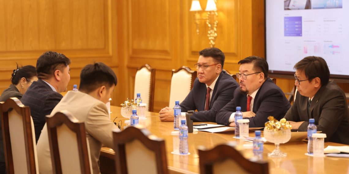 Ерөнхий сайд Г.Занданшатар суулт зарлаж буй багш нарын төлөөлөлтэй уулзлаа